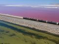 Liqeni i ndarë në mes ka ujëra me dy lloje ngjyrash, shkaku i nivelit të ndryshëm të kripës (Video)
