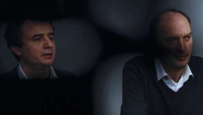 Visar Ymeri e Albin Kurti dalin në rrugë për t’u kërkuar qytetarëve nënshkrimin e peticionit