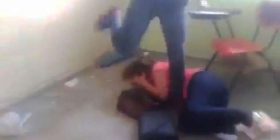 Rreh mësuesen barbarisht në klasë se i shkonte me burrin [VIDEO]