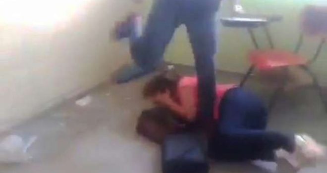 Rreh mësuesen barbarisht në klasë se i shkonte me burrin [VIDEO]