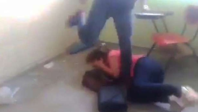 Rreh mësuesen barbarisht në klasë se i shkonte me burrin [VIDEO]