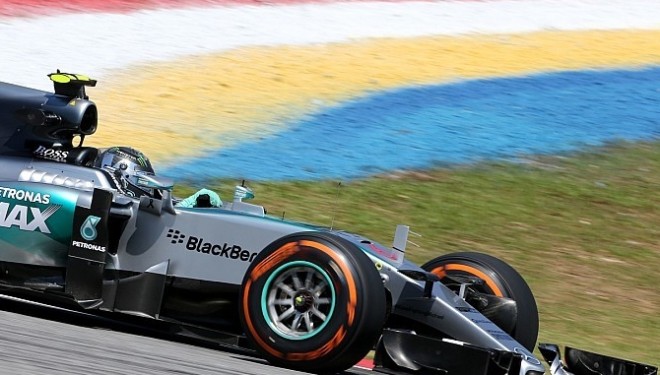 Hamilton më i shpejti në Sepang, pas tij Raikkonen