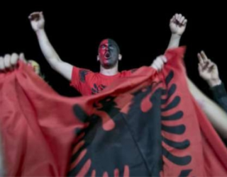 Armenët: Nuk e djegim flamurin kuqezi!