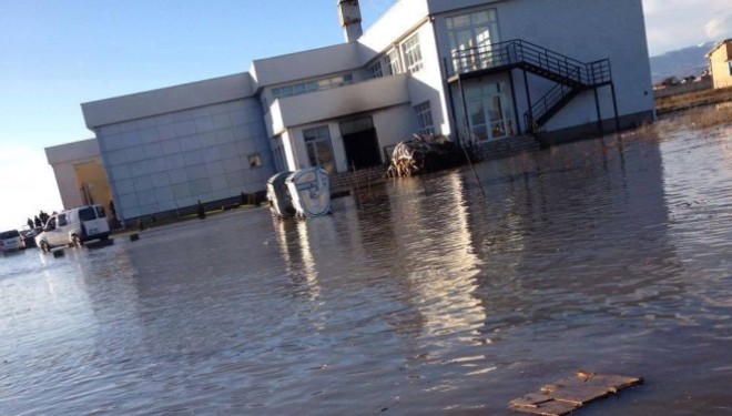 Shkollën ‘Ismail Luma’ në Lipjan e merr uji (Foto)