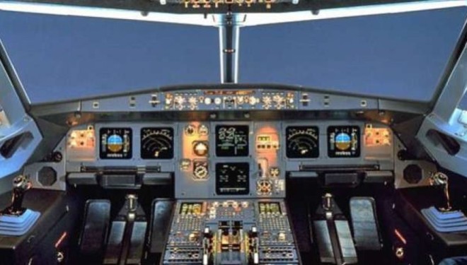 Kapiteni i aeroplanit i thërriste pilotit: Hape derën, për hir të Zotit!