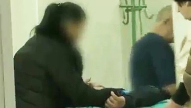 24-vjeçarja ia kafshon penisin burrit të mikeshës, tentoi të bënte seks me forcë (foto)