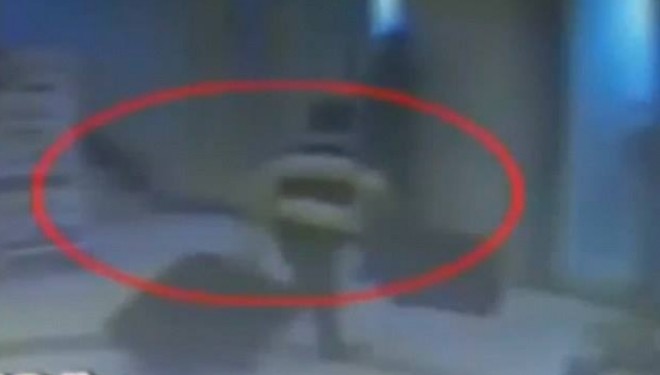 Deshi të grabis të dashurën të mbyllur në valixhe, por e ndaloi taksisti (Video)