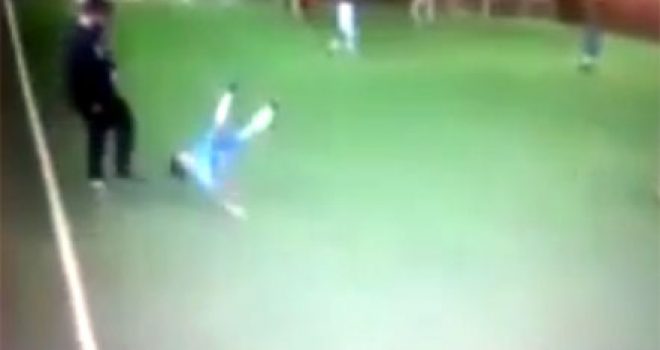 Trajneri hedh në shesh futbollistin 7-vjeçar