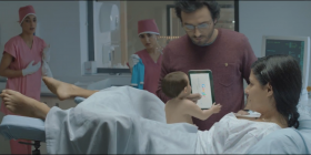 Super-bebi i internetit, një ‘selfie’ me gjenekologun në sallën e lindjes(Video)
