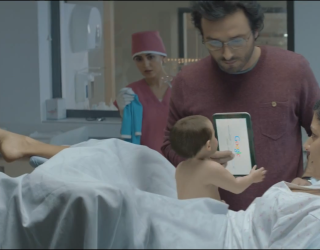 Super-bebi i internetit, një ‘selfie’ me gjenekologun në sallën e lindjes(Video)