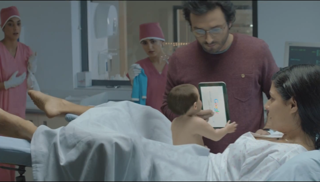 Super-bebi i internetit, një ‘selfie’ me gjenekologun në sallën e lindjes(Video)