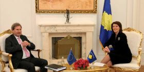 Komisionari Hahn në Kosovë, më 24 e 25 mars