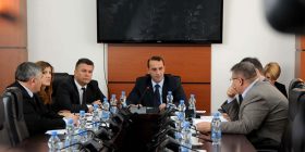 Procedohet në Kuvend Projektligji që ndalon pjesëmarrjen në luftëra të jashtme