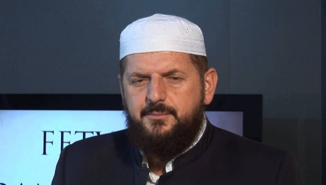 Lajm mesnate: Dr. Shefqet Krasniqi: Femrat duhet me ua thy dhëmbët djemve