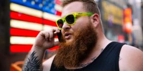 Shqiptari Action Bronson provon pornografinë përmes realitetit virtual (Video +18)