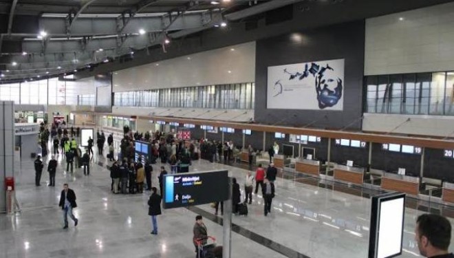 Arrestohen dy persona në Aeroport për falsifikim të pasaportave