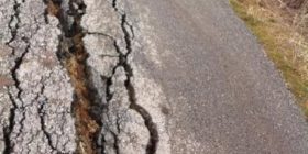 Çahet dhe deformohet asfalti i rrugës në Bivolak të Vushtrrisë (FOTO)