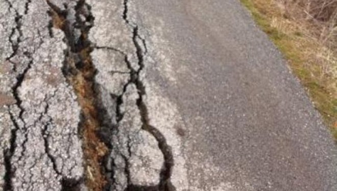 Çahet dhe deformohet asfalti i rrugës në Bivolak të Vushtrrisë (FOTO)