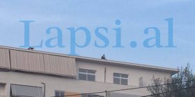 Emisioni “Opinion” shpëton një jetë. I riu kërcënoi me hedhje nga kati i 8 nëse s’e ftonin në studio (Video)