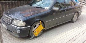 Mos i parkoni veturat ilegal, se kështu do të pësoni (FOTO)