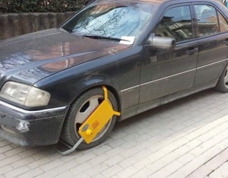 Mos i parkoni veturat ilegal, se kështu do të pësoni (FOTO)