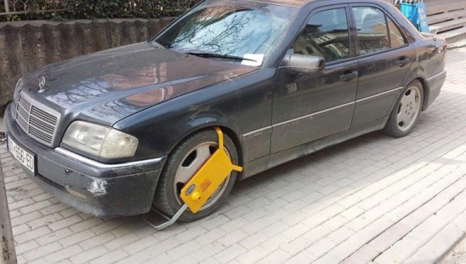 Mos i parkoni veturat ilegal, se kështu do të pësoni (FOTO)