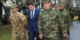 Komandanti i KFOR-it në Kosovë “selam” ushtarakëve serbë