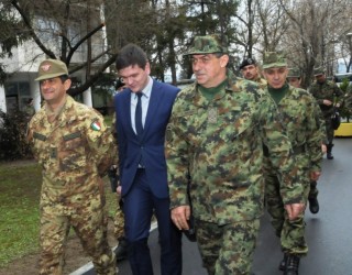 Komandanti i KFOR-it në Kosovë “selam” ushtarakëve serbë