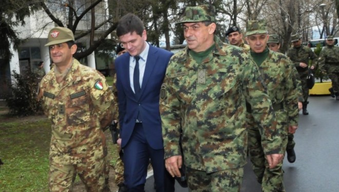 Komandanti i KFOR-it në Kosovë “selam” ushtarakëve serbë