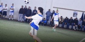 Skandaloze: Futbollisti futet në fushë me pistoletë