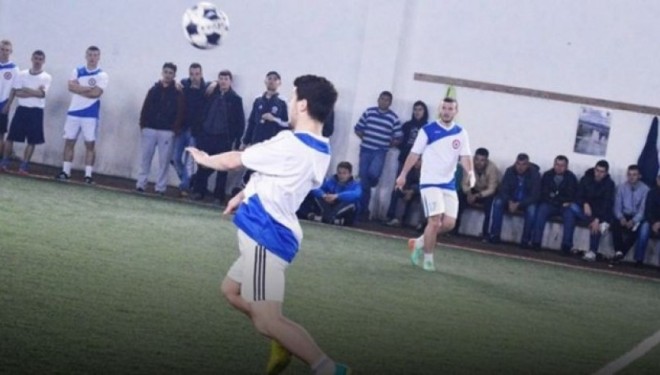 Skandaloze: Futbollisti futet në fushë me pistoletë