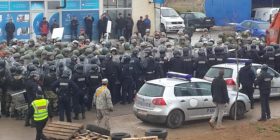 Policë të shumtë përballë palestrës në Ferizaj (Foto)