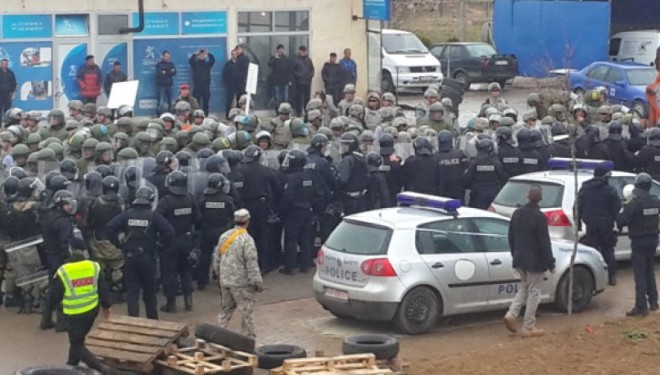 Policë të shumtë përballë palestrës në Ferizaj (Foto)