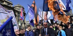 Shesheli mbledhë nacionalistët: Djegin flamujt e Kosovës, SHBA-së, NATO-së…