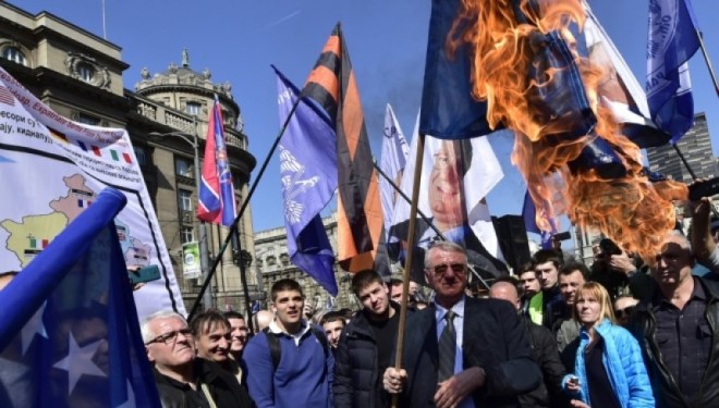 Shesheli mbledhë nacionalistët: Djegin flamujt e Kosovës, SHBA-së, NATO-së…