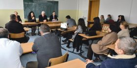 Shkollë moderne e nxënës pak