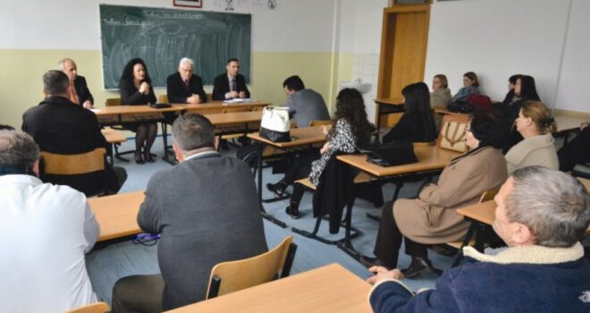 Shkollë moderne e nxënës pak