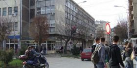 Ndodh edhe kjo: Harron vendparkimin e veturës, e raporton si të vjedhur