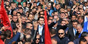PD jep mesazhin: Rama dhe Meta, largohuni! (Foto)