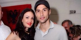 Bleona e buzëqeshur për krah Lorik Canës (Foto)