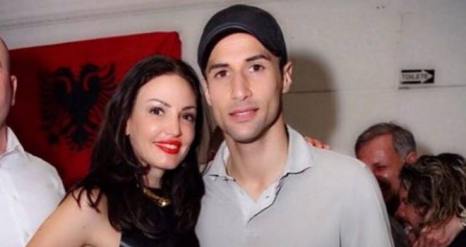 Bleona e buzëqeshur për krah Lorik Canës (Foto)