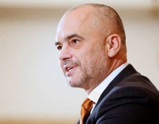 Edi Rama me rrëfim ekskluziv: si i disenjova fanellat e Kombëtares! (VIDEO)
