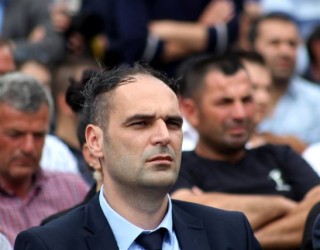 Motra e Elvis Pistës sulmon veturën e personit të dyshimte për vrasjen e Elvisit