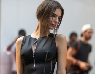Emily Ratajkowski ju prezenton diçka me vlerë (Foto) Emily Ratajkowski ju prezenton diçka me vlerë (Foto)