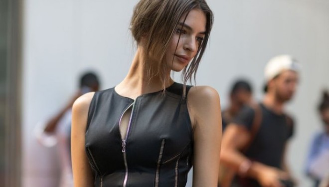 Emily Ratajkowski ju prezenton diçka me vlerë (Foto)