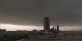 Kryeqyteti i Arabisë Saudite nën ujë, shi edhe në Mekë (Foto)