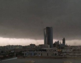 Kryeqyteti i Arabisë Saudite nën ujë, shi edhe në Mekë (Foto)