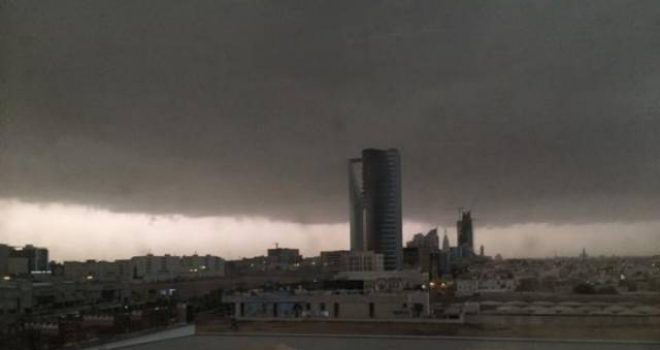 Kryeqyteti i Arabisë Saudite nën ujë, shi edhe në Mekë (Foto)