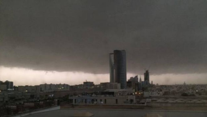 Kryeqyteti i Arabisë Saudite nën ujë, shi edhe në Mekë (Foto)