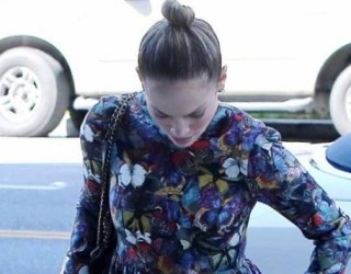 Jennifer Lopez tregon këmbët e saj seksi (Foto)